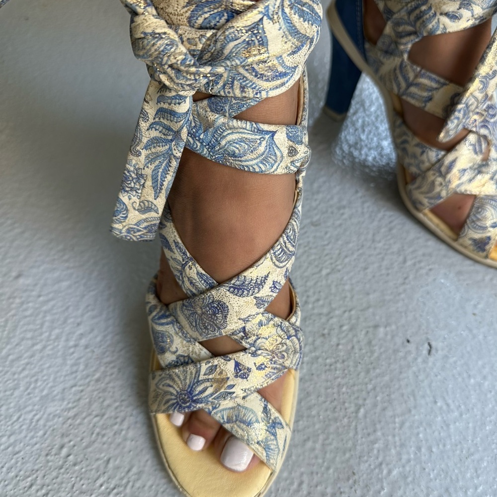EJECT brand, sexy strappy heels (quite comfortable) !